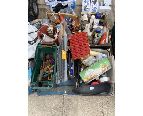 AN ASSORTMENT OF HOUSEHOLD CLEARANCE ITEMS TO INCLUDE GARDEN TOOLS AND PAINTS 