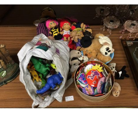 A QUANTITY OF LARGE AND SMALL POUND PUPPIES, A BAG OF DINOSAURS, VINTAGE 'TROLLS' AND A TIN OF BADGES 