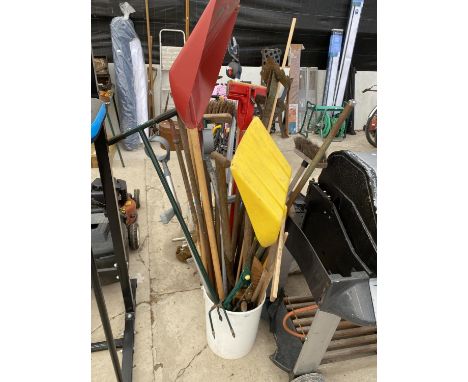 A LARGE ASSORTMENT OF GARDEN TOOLS TO INCLUDE FORKS, RAKES AND SHEARS ETC 