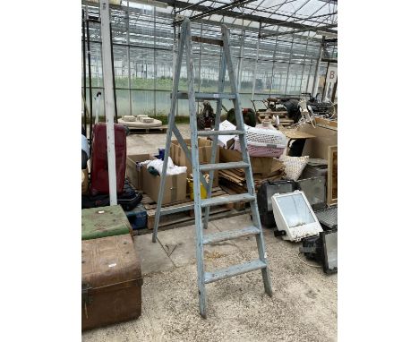 A VINTAGE FIVE RUNG WOODEN STEP LADDER 