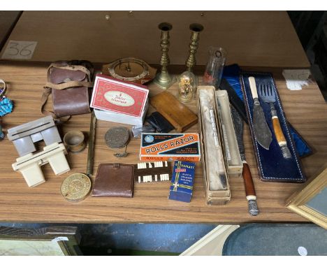 A QUANTITY OF COLLECTABLE ITEMS TO INCLUDE VINTAGE VIEWMASTERS, CANDLESTICKS, TWO BOXED HYDROMETERS, PIPES, FLATWARE, CLOCK, 