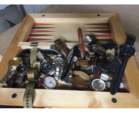 A WOODEN CHESS AND BACKGAMMON BOARD CONTAINING A QUANTITY OF WRISTWATCHES TO INCLUDE PULSAR, ROTARY,SEKONDA, ETC 