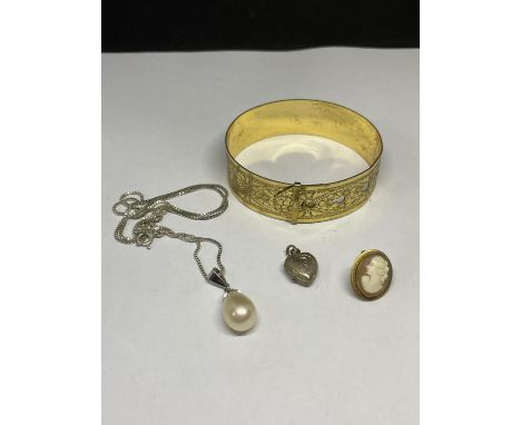 FOUR ITEMS TO INCLUDE A CAMEO, SILVER HEART SHAPED PENDANT, A SILVER NECKLACE WITH A PEARL DROP PENDANT AND A YELLOW METAL BA