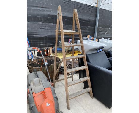 A VINTAGE FIVE RUNG WOODEN STEP LADDER 
