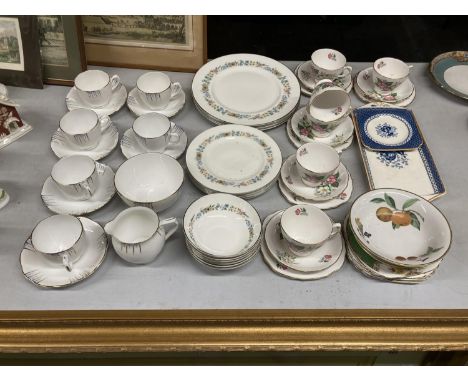A QUANTITY OF CHINA TEACUPS, SAUCERS, PLATES, ETC TO INCLUDE ROYALE DOULTON 'PASTORALE', CROWN ROYAL, ETC 