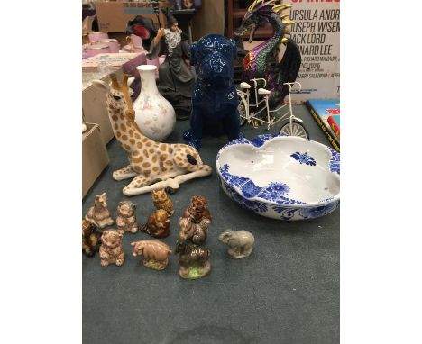 AN ASSORTMENT OF COLLECTABLES TO INCLUDE WIZARD AND DRAGON FIGURES, A TANDEM BIKE, A SMALL WEDGWOOD ROSEHIP VASE, BLUE AND WH