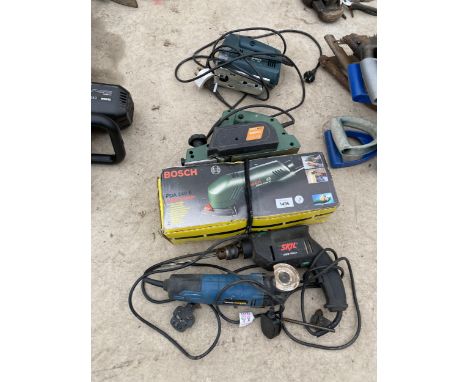 AN ASSORTMENT OF POWER TOOLS TO INCLUDE A DRILL, A WORKZONE GRINDER AND A WOOD PLANE ETC 