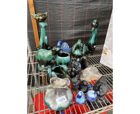 AN ASSORTMENT OF ITEMS TO INCLUDE A JUG, SALT AND PEPPER POTS AND CERAMIC ANIMAL FIGURES ETC 