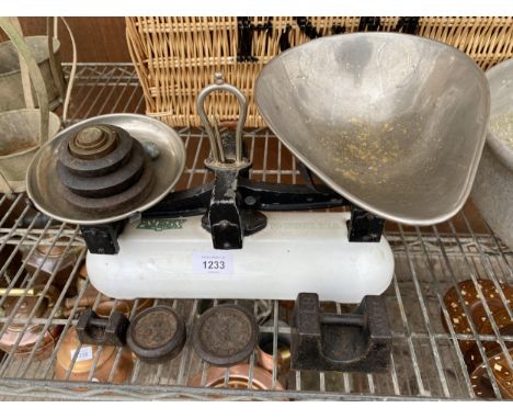 A SET OF AVERY BALANCE KITCHEN SCALES WITH VARIOUS CAST AND BRASS WEIGHTS 