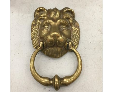 A BRASS LIONS HEAD DOOR KNOCKER  17CM X 10CM 