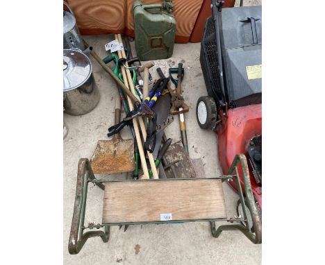 AN ASSORTMENT OF VINTAGE GARDEN TOOLS TO INCLUDE SPADES, FORKS AND RAKES ETC 
