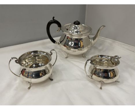 A THREE PIECE HALLMARKED BIRMINGHAM SILVER TEA SET TO INCLUDE A TEAPOT, TWIN HANDLED SUGAR BOWL AND A CREAM JUG. GROSS WEIGHT