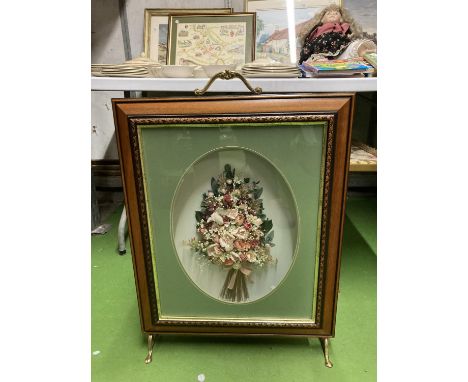 A VINTAGE STYLE MAHOGANY FIREGUARD WITH BRASS HANDLE AND FEET, WITH A DECORATION OF DRIED FLOWERS TO THE CENTRE 68CM X 52CM 