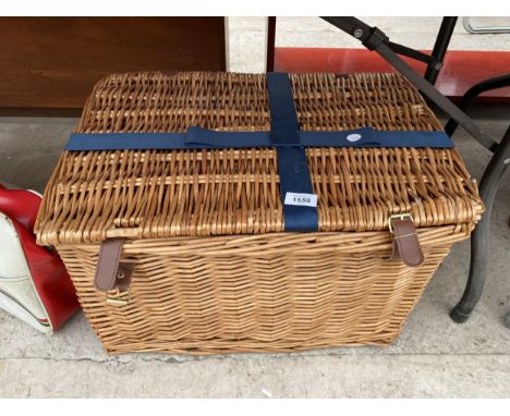 A WICKER PICNIC HAMPER BASKET 