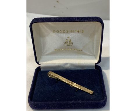 A 9CT GOLD WALKER AND HALL TIE PIN WITH A SAPPHIRE CENTRE AND ORIGINAL PRESENTATION BOX 