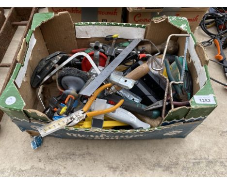AN ASSORTMENT OF TOOLS TO INCLUDE HACK SAWS, STANLEY KNIFE AND HAMMERS ETC 