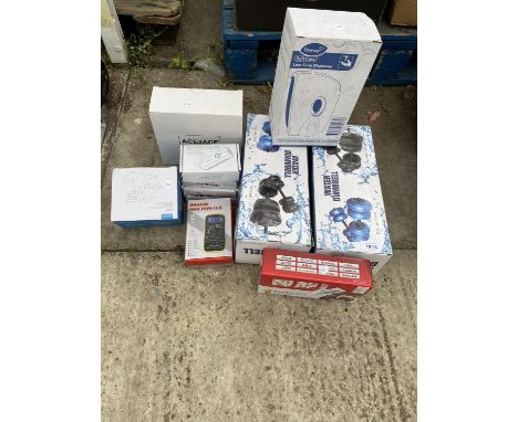 AN ASSORTMENT OF ITEMS TO INCLUDE A SOAP DISPENSER, WATER DUMBBELLS AND A PET HAIR ROLLER ETC 