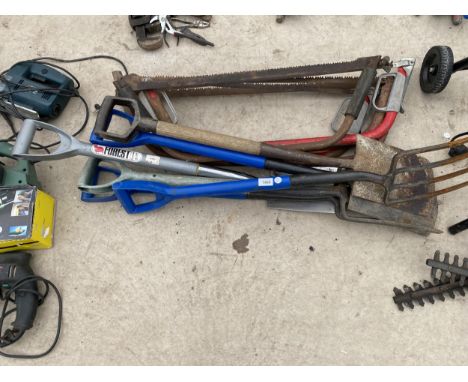 AN ASSORTMENT OF GARDEN TOOLS TO INCLUDE SPADES AND BOW SAWS 