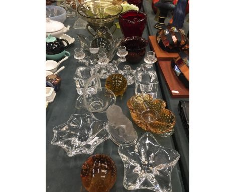 A QUANTITY OF GLASSWARE TO INCLUDE AMBER AND RUBY COLOURS, CANDLESTICKS, BASKETS, BOWLS, ETC 