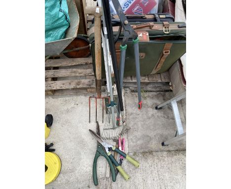 AN ASSORTMENT OF GARDEN TOOLS TO INCLUDE A RAKE, SHEARS AND A FORK ETC 