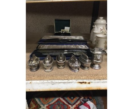 TWO VINTAGE BOXED SERVING SETS, A DALVEY OF SCOTLAND QUAICH BOWL ANDF A COLLECTION OF SILVER PLATED TABLE LIGHTERS TO INCLUDE