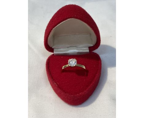 A 14CT GOLD SOLITAIRE RING SIZE R WITH CLEAR STONE AND PRENSENTATION BOX 