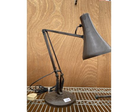 A RETRO MID CENTURY ANGLE POISE LAMP 