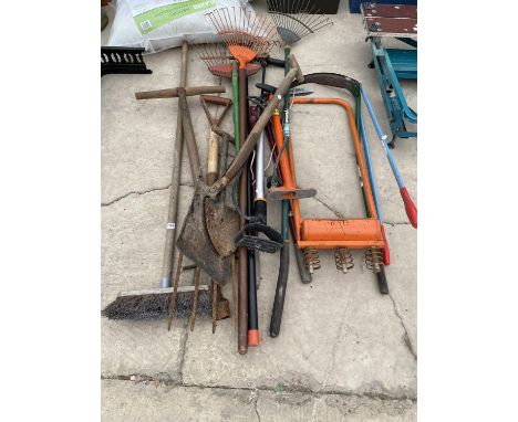 AN ASSORTMENT OF GARDEN TOOLS TO INCLUDE SPADES, FORKS AND RAKES ETC 