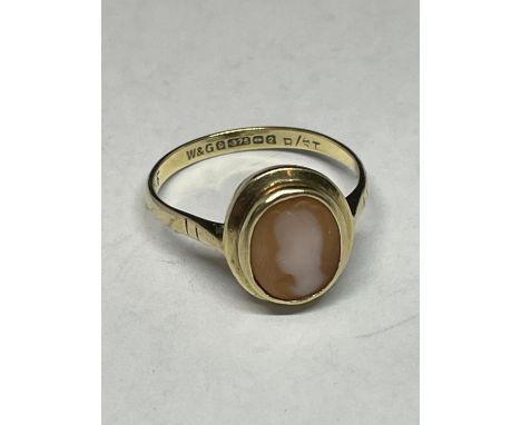 A 9 CARAT GOLD RING WITH A CAMEO SIZE M 