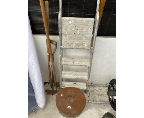 AN ASSORTMENT OF ITEMS TO INCLUDE A THREE RUNG ALUMINIUM STEP LADDER, A TIN STORAGE CASE AND GARDEN TOOLS 