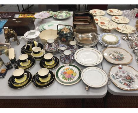 A QUANTITY OF CERAMIC AND CHINA ITEMS INCLUDING A CROWN DUCAL BLUSH IVORY OCTAGONAL BOWL, 'CROWNFORD' BLACK AND YELLOW TRIOS,