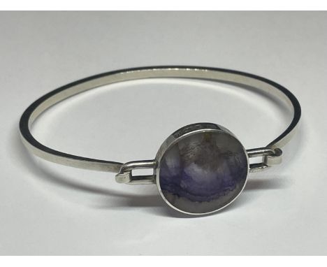 A HALLMARKED SHEFFIELD SILVER BANGLE WITH A BLUE JOHN STONE 