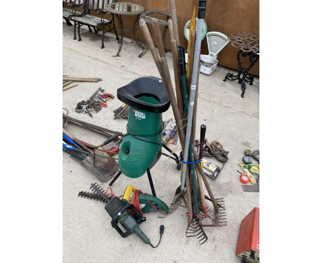AN ASSORTMENT OF GARDEN TOOLS TO INCLUDE A BLACK AND DECKER SHREDDER, TWO HEDGE TRIMMERS AND RAKES ETC 