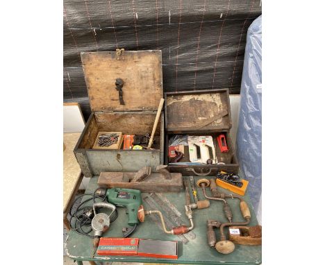 A LARGE ASSORTMENT OF VARIOUS HAND TOOLS TO INCLUDE WOOD PLANES, BRACE DRILLS AND CLAMPS ETC 