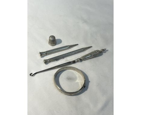 FIVE VARIOUS HALLMARKED SILVER ITEMS TO INCLUDE A SILVER HANDLED BUTTON HOOK, A BANGLE, THIMBLE AND TWO PROPELLING PENCILS GR