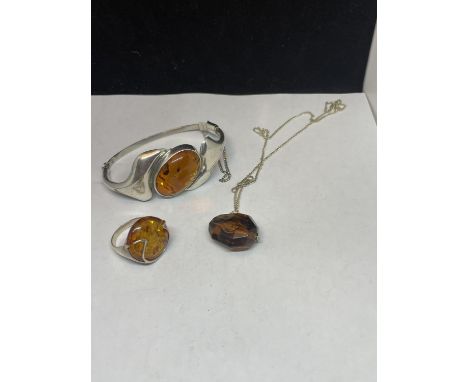 A SILVER AND AMBER BANGLE, RING AND PENDANT NECKLACE 