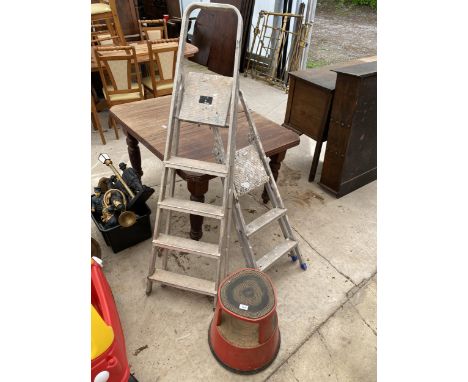 AN ALUMINIUM FOUR RUNG STEP LADDER, AN ALUMINIUM TWO RUNG STEP LADDER AND A KIKALONG STEP 