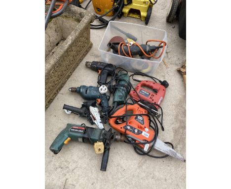 A LARGE ASSORTMENT OF POWER TOOLS TO INCLUDE A BOSCH SANDER, AND ANGLE GRINDER AND A BOSCH DRILL ETC 