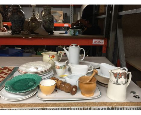 A COLLECTION OF ITEMS TO INCLUDE A CROWN DEVON LIDDED JUG, ROYAL VENTON VALE VINTAGE FLOWER PATTERN JUG, SAUCE BOATS, DECORAT