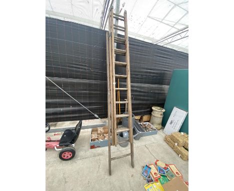 A THREE SECTION WOODEN EXTENDING LADDER (30 RUNG) 