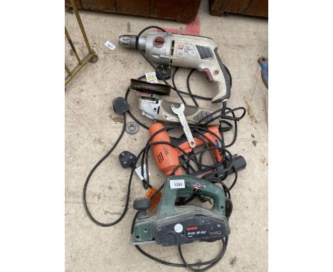 AN ASSORTMENT OF POWER TOOLS TO INCLUDE A BOSCH WOOD PLANE, A GRINDER AND A DRILL ETC 