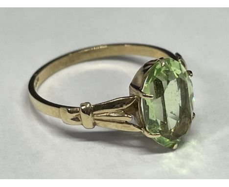 A 9 CARAT GOLD RING WITH A LARGE LIGHT GREEN STONE SIZE N 