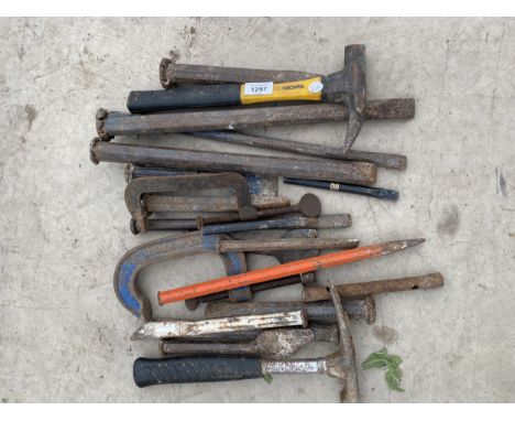 AN ASSORTMENT OF TOOLS TO INCLUDE G CLAMPS, CHISELS AND HAMMERS ETC 