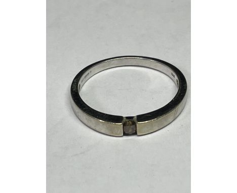 A 9 CARAT WHITE GOLD RING WITH A SMOKEY QUARTZ STONE SIZE R 