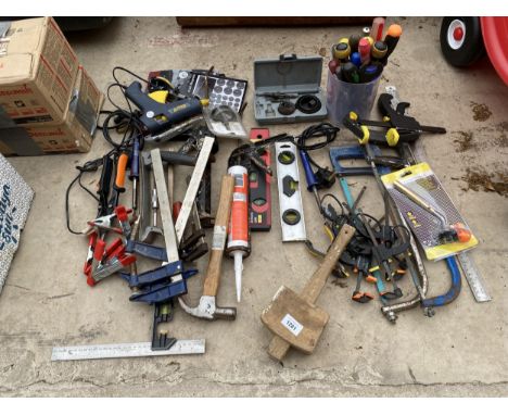 A LARGE ASSORTMENT OF HAND TOOLS TO INCLUDE SASH CLAMPS, HACK SAWS AND A MALLET ETC 