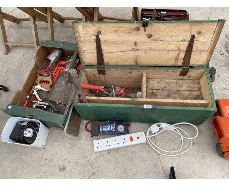 A WOODEN JOINERS CHEST WITH AN ASSORTMENT OF TOOLS TO INCLUDE AN AXE, SECATEURS AND A BATTERY CHARGER ETC 