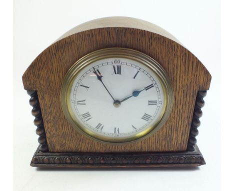 An Edwardian French eight day mantel clock in an oak case