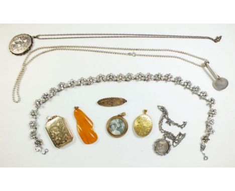 A selection of vintage jewellery