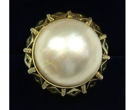 A 14k gold vintage statement pearl ring - size N