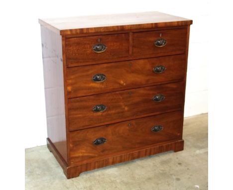 George III mahogany chest, two short, three graduated long drawers on bracket feet, H. 98 cm, W. 92.5 cm, D. 47.5 cm 